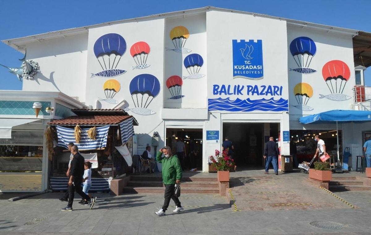 Kuşadası&rsquo;nda balık bereketi yaşanıyor