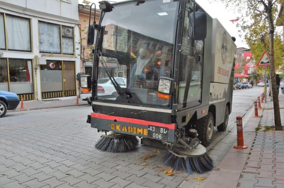 Emet Belediyesi yol s&uuml;p&uuml;rme aracı hizmete girdi