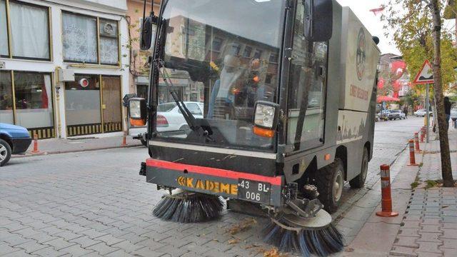 Emet Belediyesi yol süpürme aracı hizmete girdi