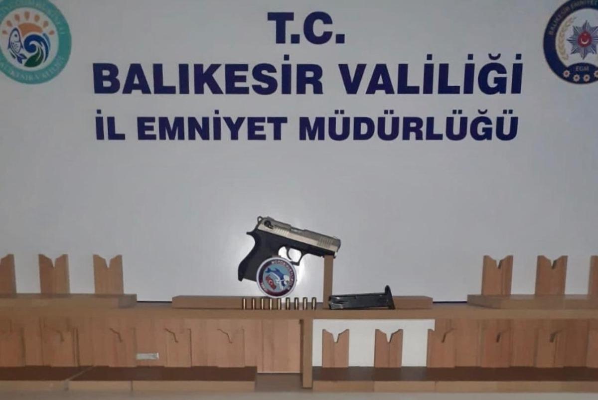 Balıkesir&rsquo;de polis 12 silah ele ge&ccedil;irdi
