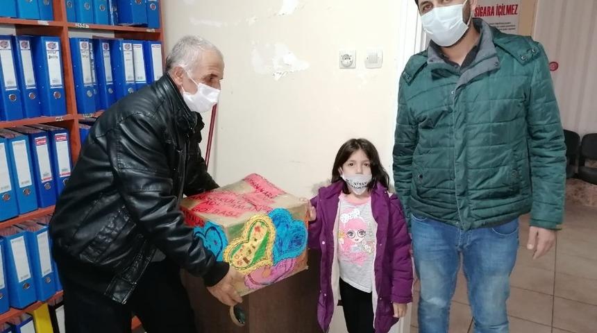 Anaokulu &ouml;ğrencileri depremzedelere resim &ccedil;izdi