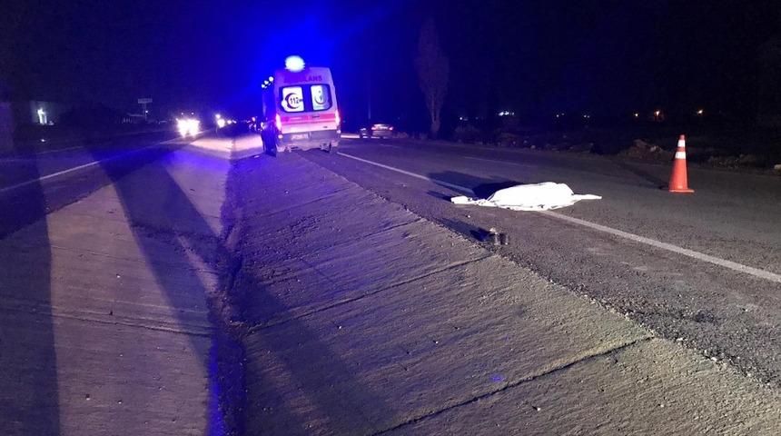 Karayoluna &ccedil;ıktı canından oldu