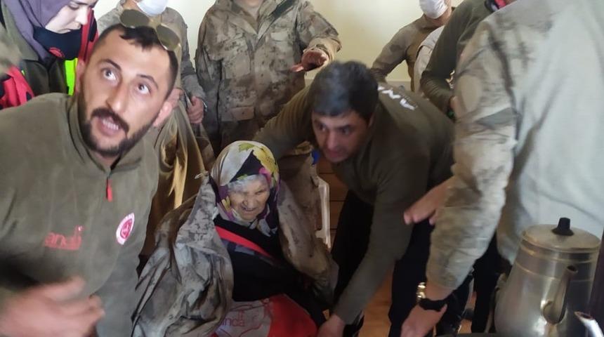 4 g&uuml;n &ouml;nce kaybolan yaşlı kadın, tarlada otururken bulundu