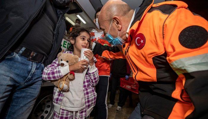 Başkan Soyer’den depremzedelere moral ziyareti