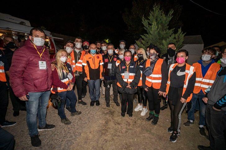 Başkan Soyer’den depremzedelere moral ziyareti G4