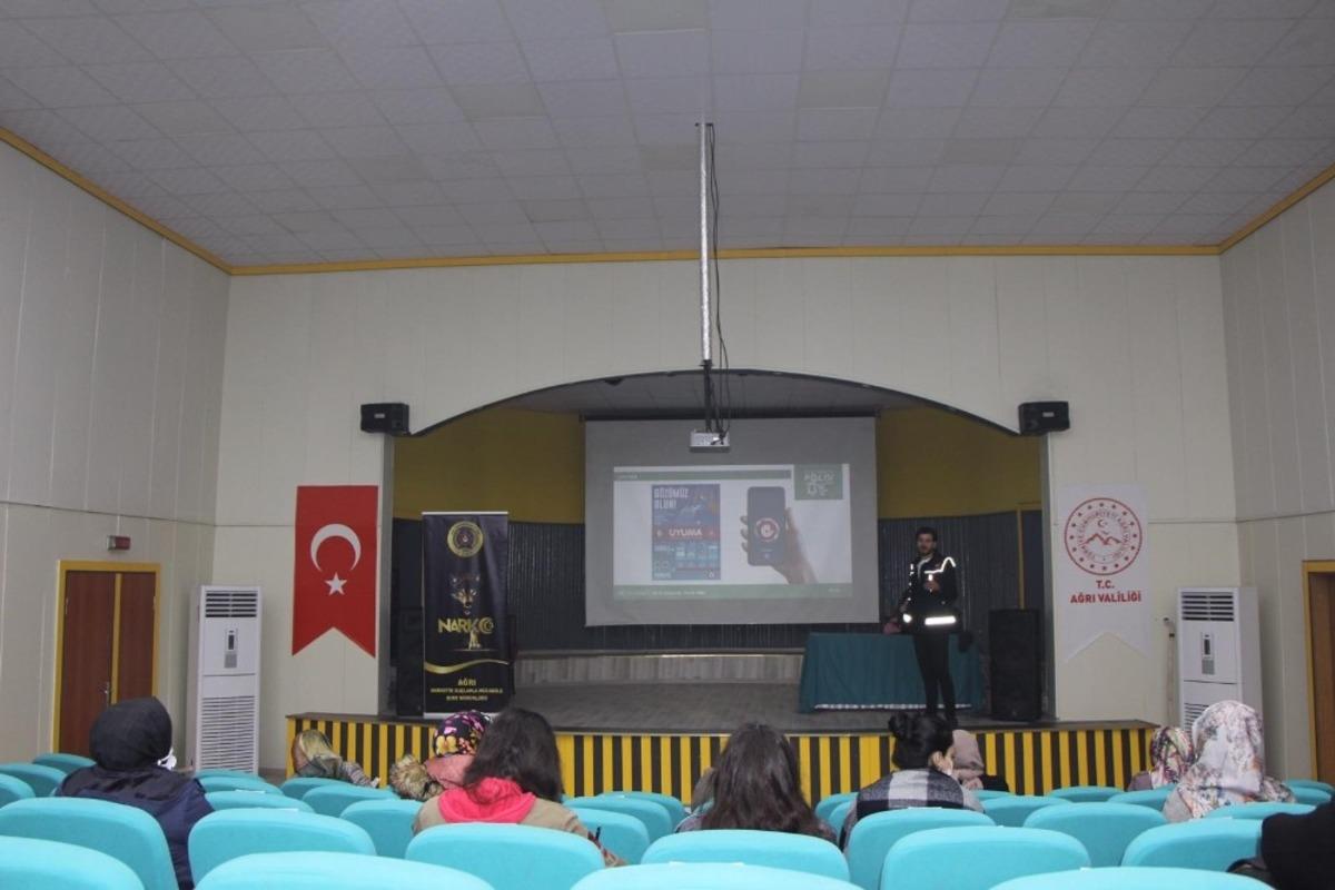 Ağrı&rsquo;da annelere &ldquo;En İyi Narkotik Polisi; Anne&rdquo; semineri verildi