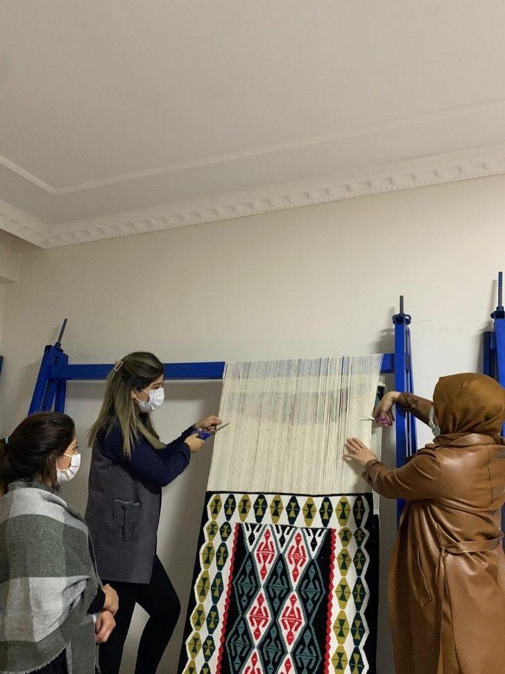 Eve hapsolmak yerine kilim yapıyorlar G3