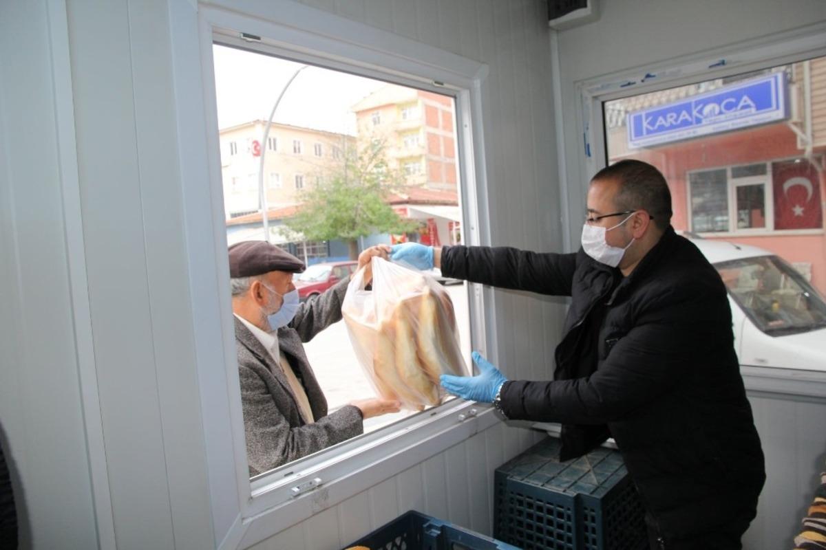 İl&ccedil;ede 1 liradan satılan halk ekmek yoğun ilgi g&ouml;rd&uuml;