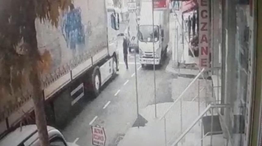 Karşıdan karşıya geçmek isterken tırın altında kaldı