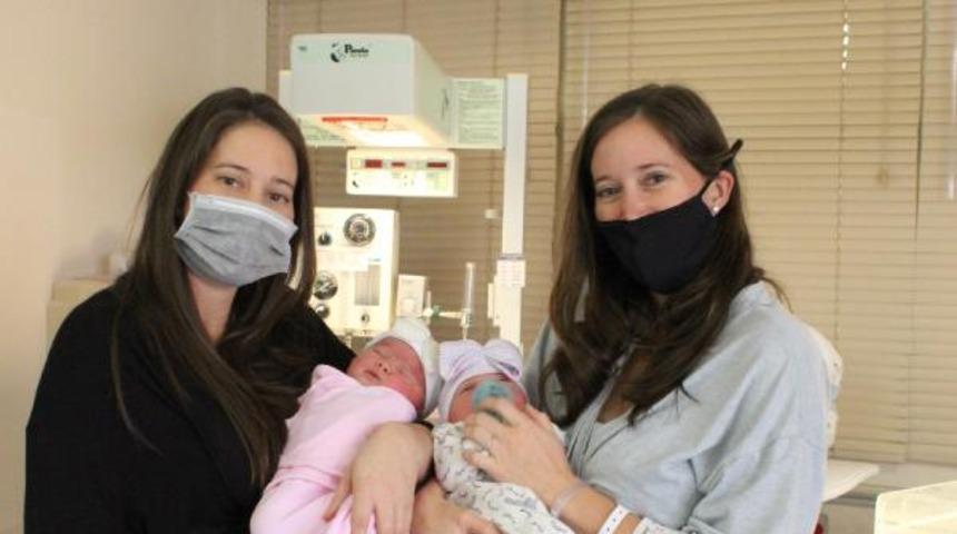 ABD'de 'binde bir' ger&ccedil;ekleşecek olay! İkiz kardeşler aynı g&uuml;n doğum yaptı