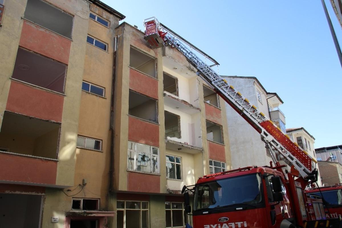 Elazığ&rsquo;da &ccedil;atı yangını b&uuml;y&uuml;meden s&ouml;nd&uuml;r&uuml;ld&uuml;