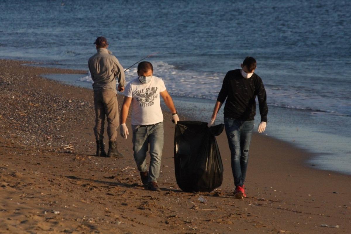 Tekerlekli sandalye i&ccedil;in sahilde kapak topladılar