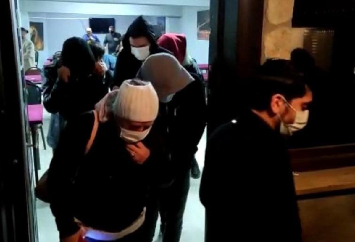 Korona&rsquo;ya rağmen canlarını hi&ccedil;e sayan şahıslar kumar oynarken yakalandı