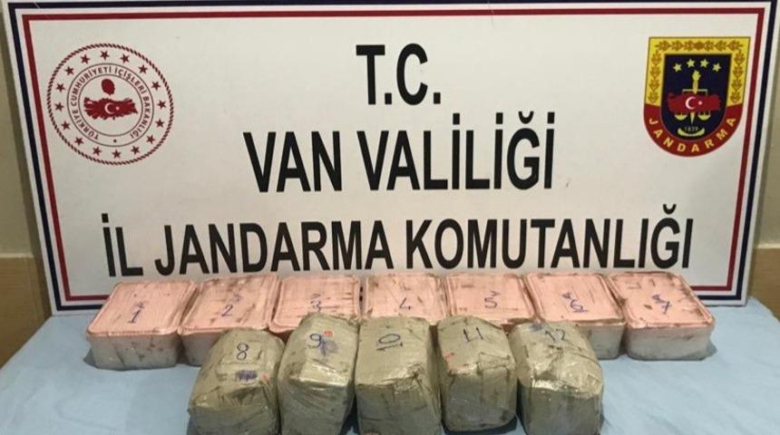 Van’da İran uyruklu şahısın taşıdığı çuvalda 15 kilo metamfetamin ele geçirildi