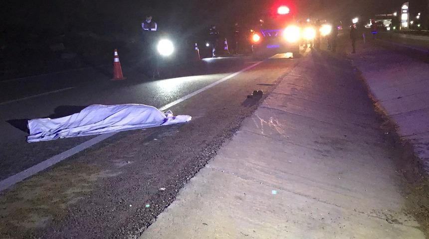 Mola veren otobüsten indi, otomobil altında kaldı