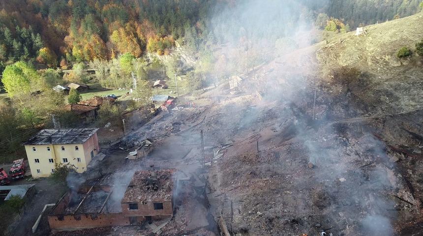 14 haneli köyde büyük yangın! 10 ev ve cami kül oldu