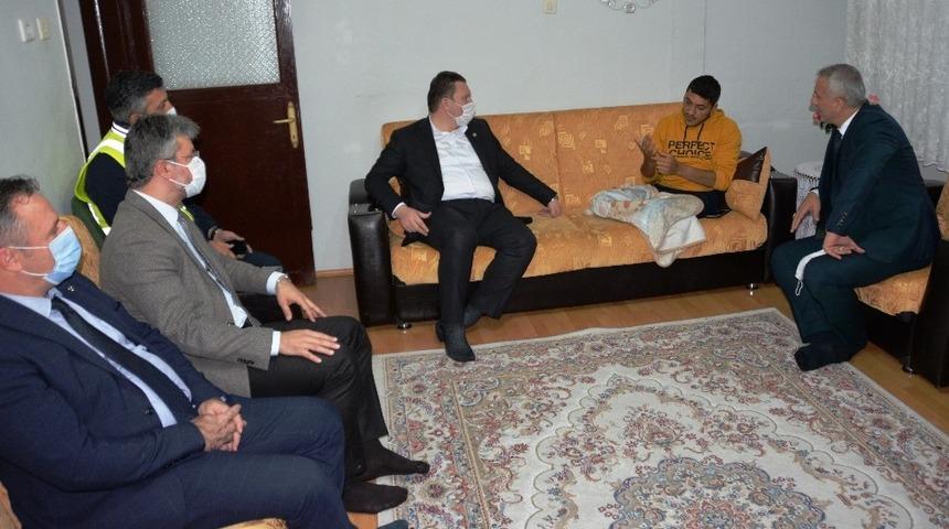 MHP Grup Başkan Vekili B&uuml;lb&uuml;l ve Başkan Babaoğlu, patlamadan yaralı kurtulan s&uuml;r&uuml;c&uuml;y&uuml; ziyaret etti