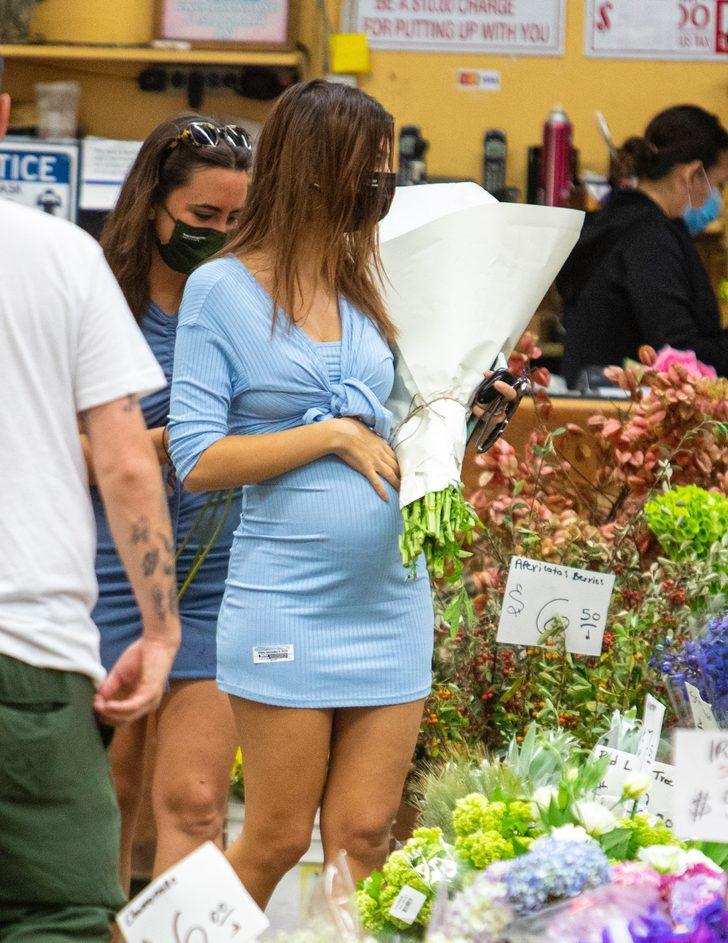 Emily Ratajkowski çiçek alışverişinde G2