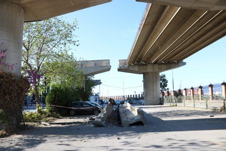 Depremde dev beton blokların araçların üzerine düşme anı G2