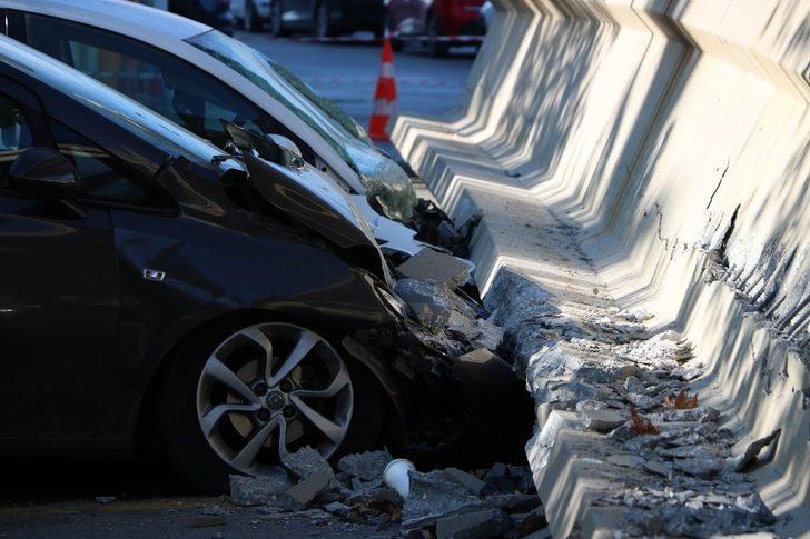 Depremde dev beton blokların araçların üzerine düşme anı G3
