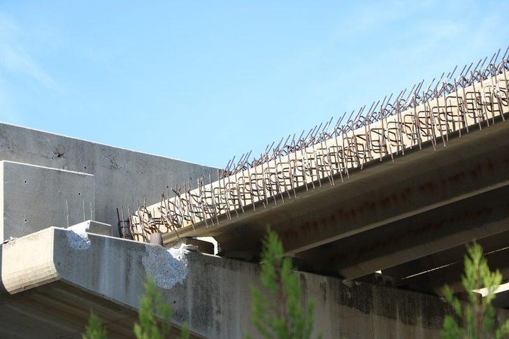 Depremde dev beton blokların araçların üzerine düşme anı G4