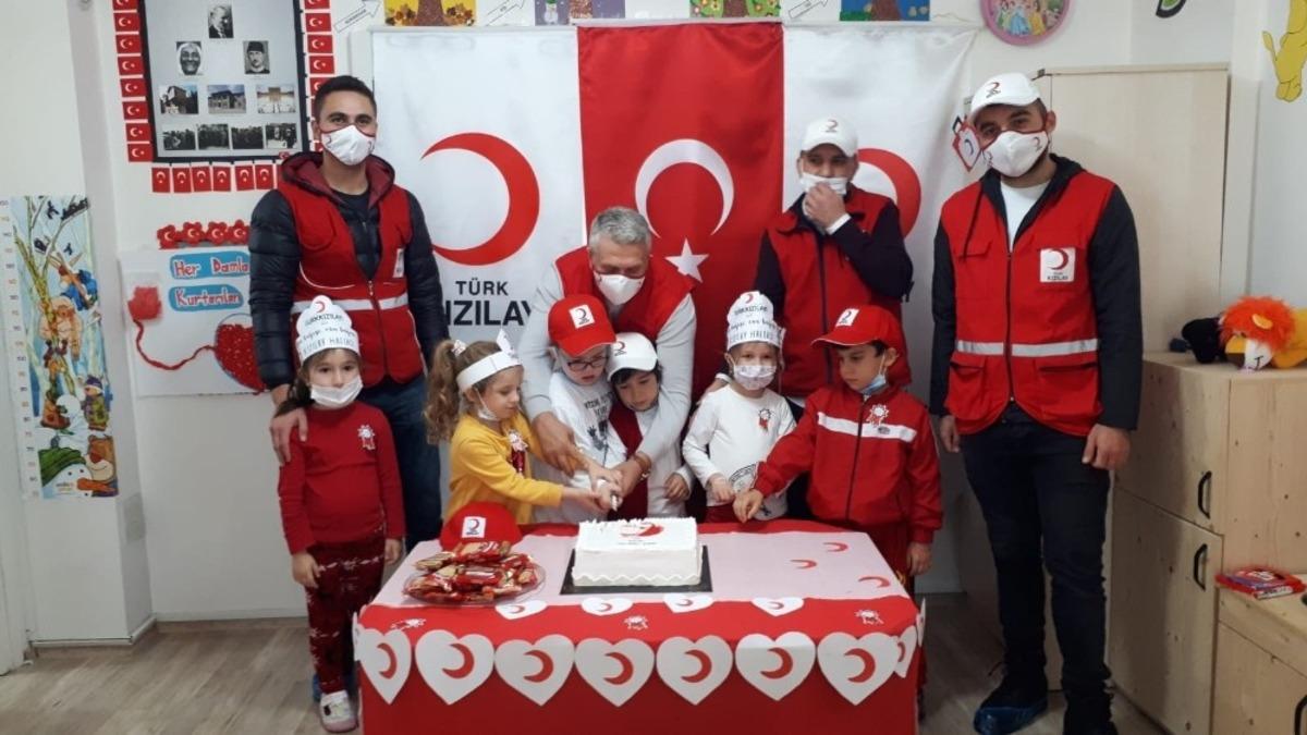 Minikler Kızılay Haftası&rsquo;nı pasta keserek kutladı