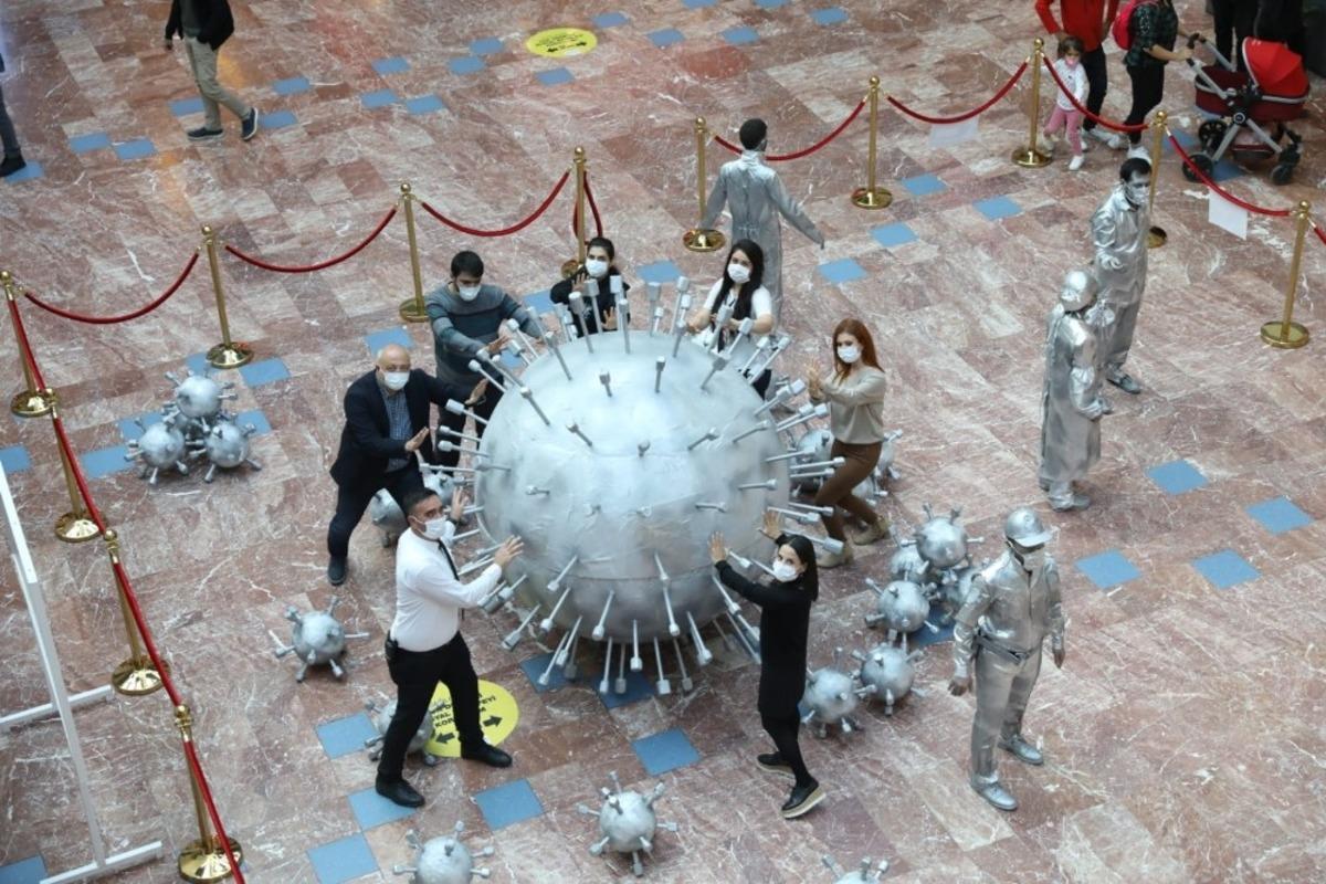 Canlı heykeller korona vir&uuml;se karşı uyardı