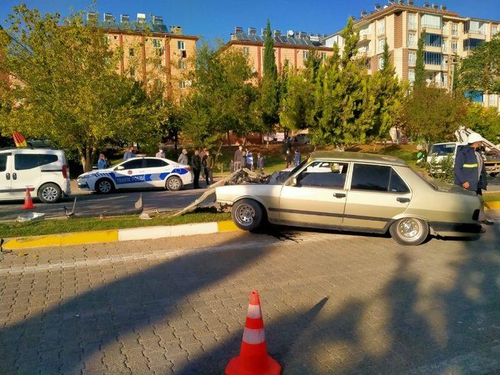 Otomobil elektrik direğine çarptı G1