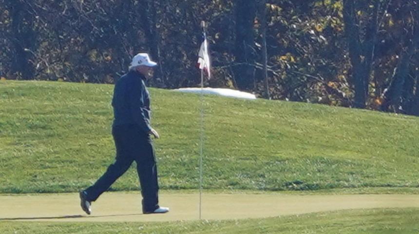 Se&ccedil;imi kaybeden Trump golf oynarken g&ouml;r&uuml;nt&uuml;lendi