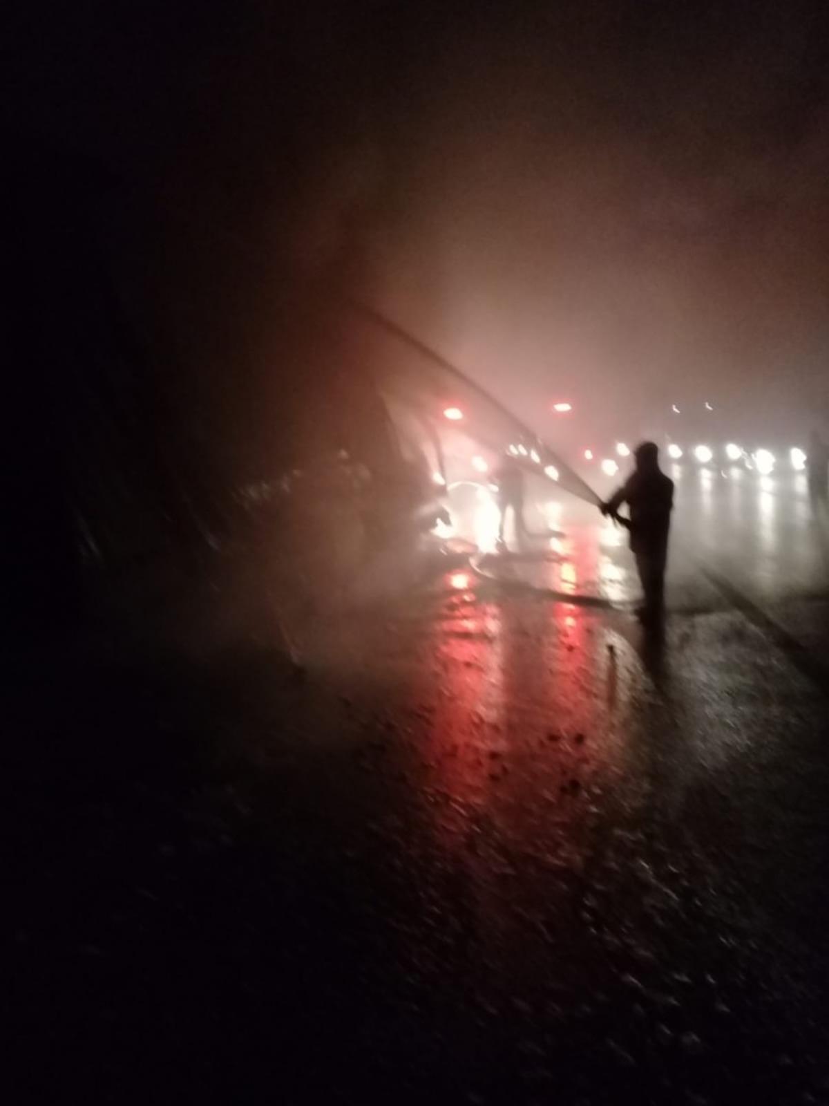 Elyaf y&uuml;kl&uuml; tırda &ccedil;ıkan yangını itfaiye s&ouml;nd&uuml;rd&uuml;