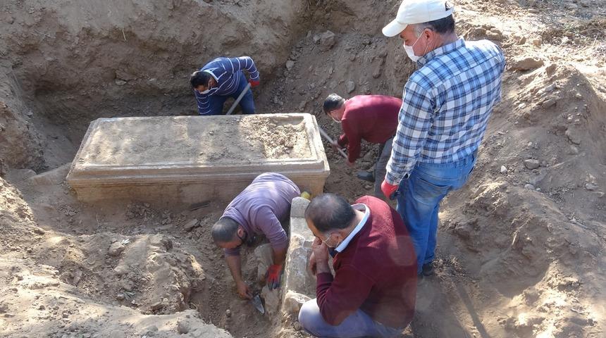 Definecilerin kazdığı yerden 2 bin 500 yıllık tarih &ccedil;ıktı