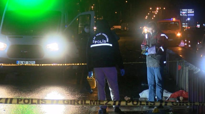 B&uuml;y&uuml;k&ccedil;ekmece'de feci kaza! Otomobilden fırlayan gen&ccedil; &ouml;ld&uuml;