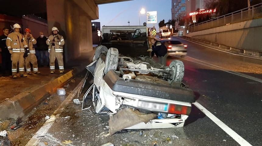 Avcılar'da feci kaza! Otomobil viyad&uuml;kten u&ccedil;tu