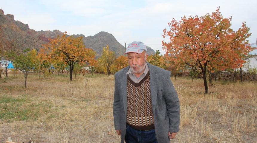 78 yaşındaki Tahsin Tokgöz, sürekli ıslık çalıyor