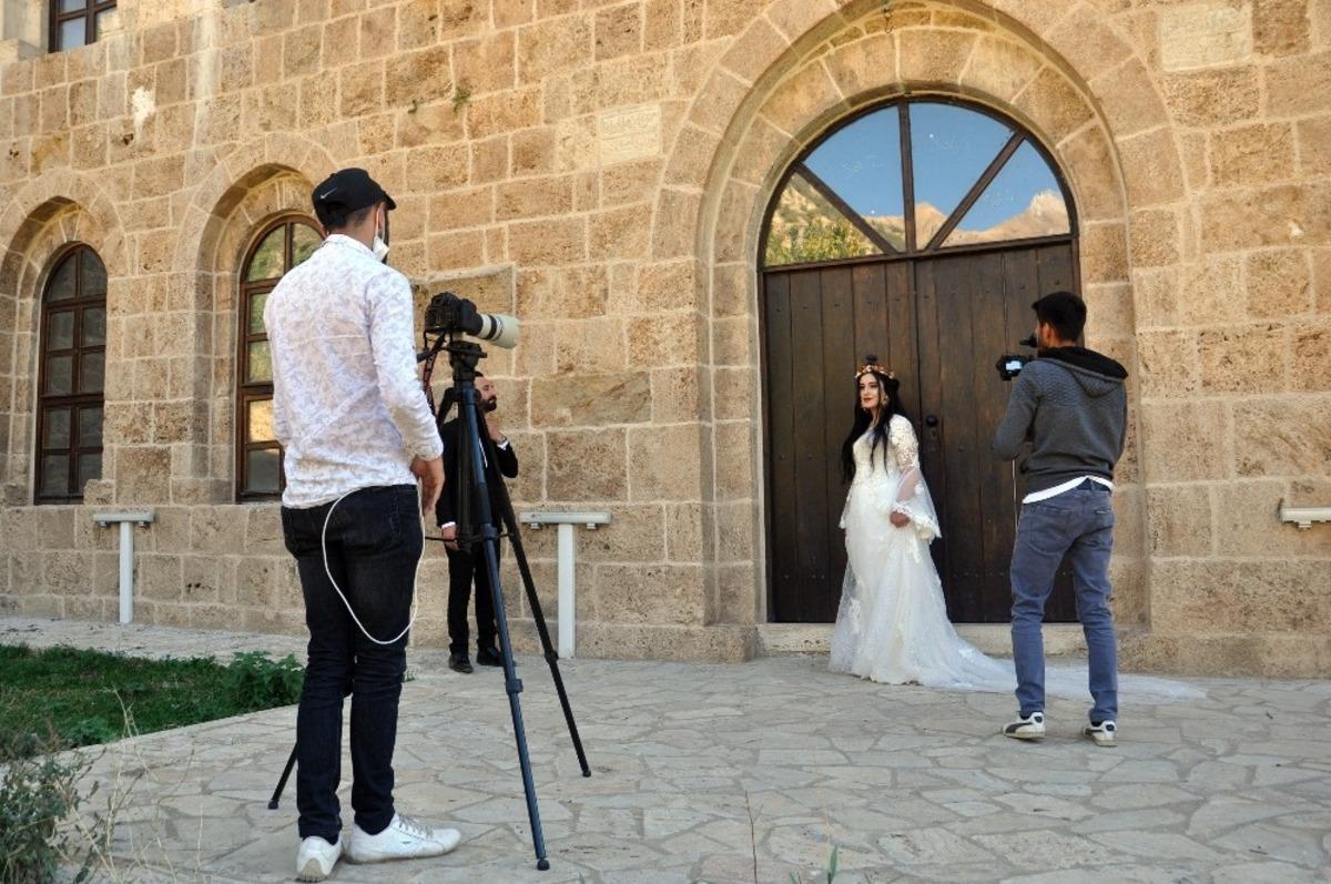 Yeni evlenen &ccedil;iftlerden dış mekan fotoğraf &ccedil;ekimine yoğun ilgi
