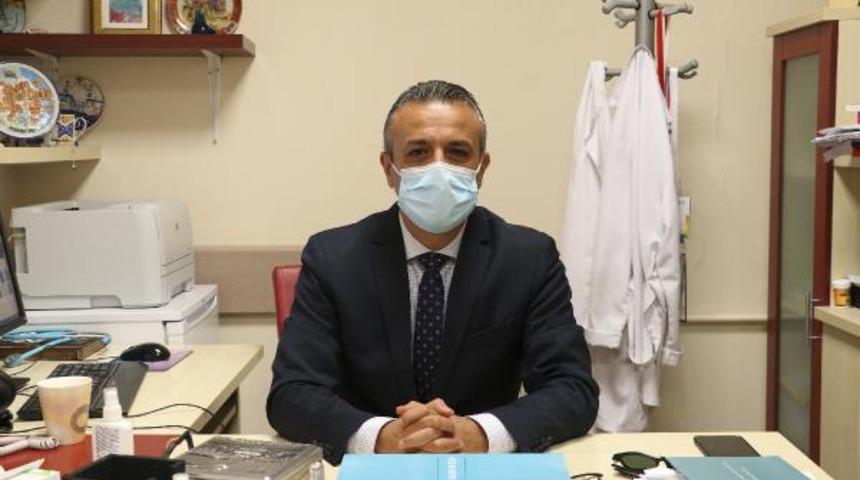 Koronavirüs belirtileri çocuklarda farklı diyerek uyardı: Baş parmaktaki kızarıklık, şişliğe dikkat!