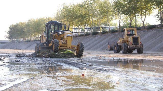 Sarıçam Deresi temizlendi
