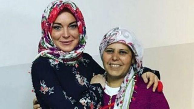 Lindsay Lohan 'burka' ile Phuket sahillerinde!