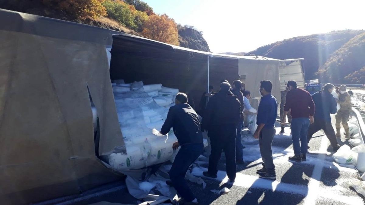 Tır devrildi yol ulaşıma kapandı