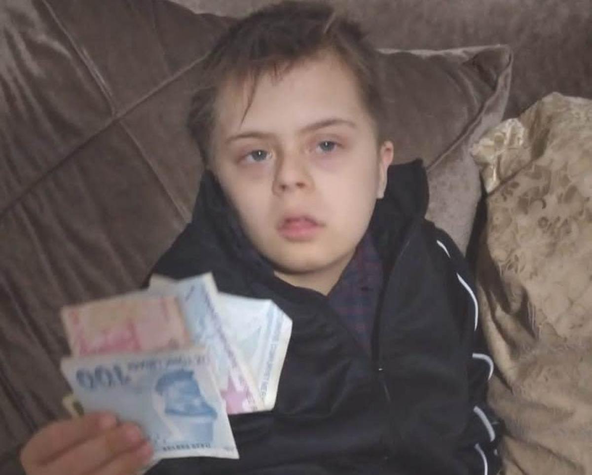 Down sendromlu &ccedil;ocuk kumbarasını depremzedelere bağışladı