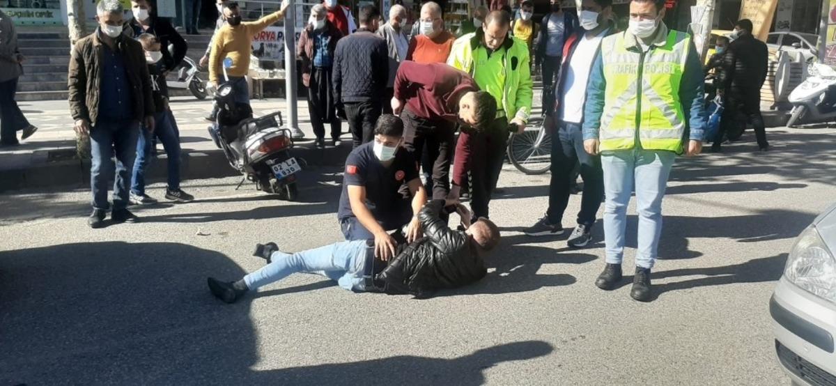 Otomobilin &ccedil;arptığı motosiklet s&uuml;r&uuml;c&uuml;s&uuml; yaralandı