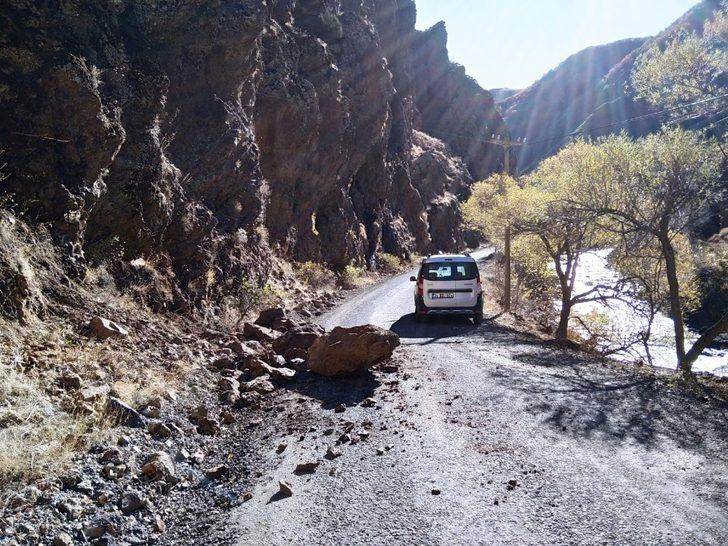 Düşen kayalar araca isabet etti G4