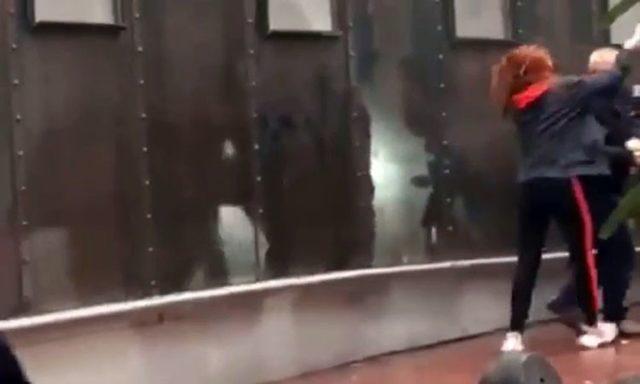 Babası yaşında adamı tekme tokat dövüp başına şişeyle vurdu