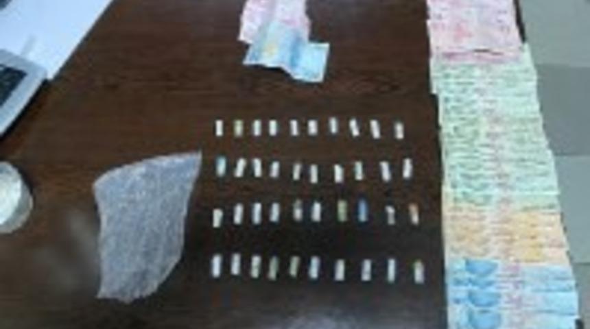 Ş&uuml;phe &uuml;zerine durdurulan şahıslardan uyuşturucu &ccedil;ıktı