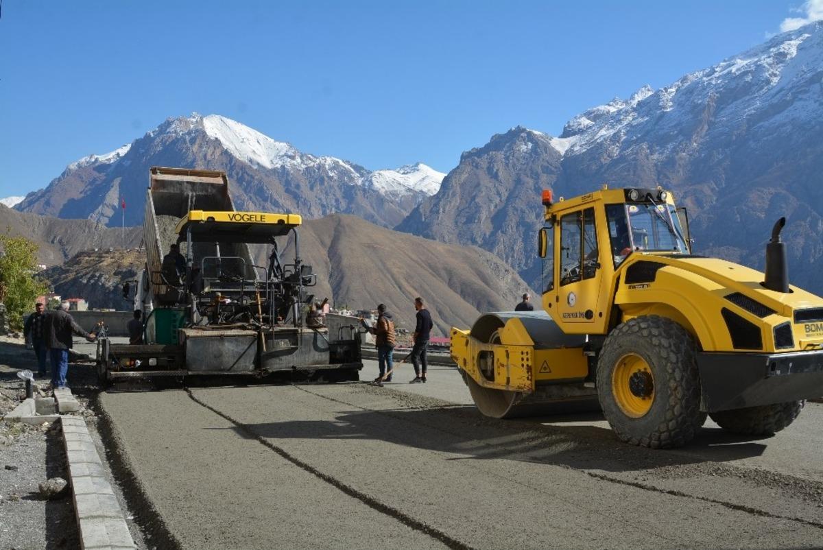 Hakkari&rsquo;de asfalt &ccedil;alışmalarına hız verildi
