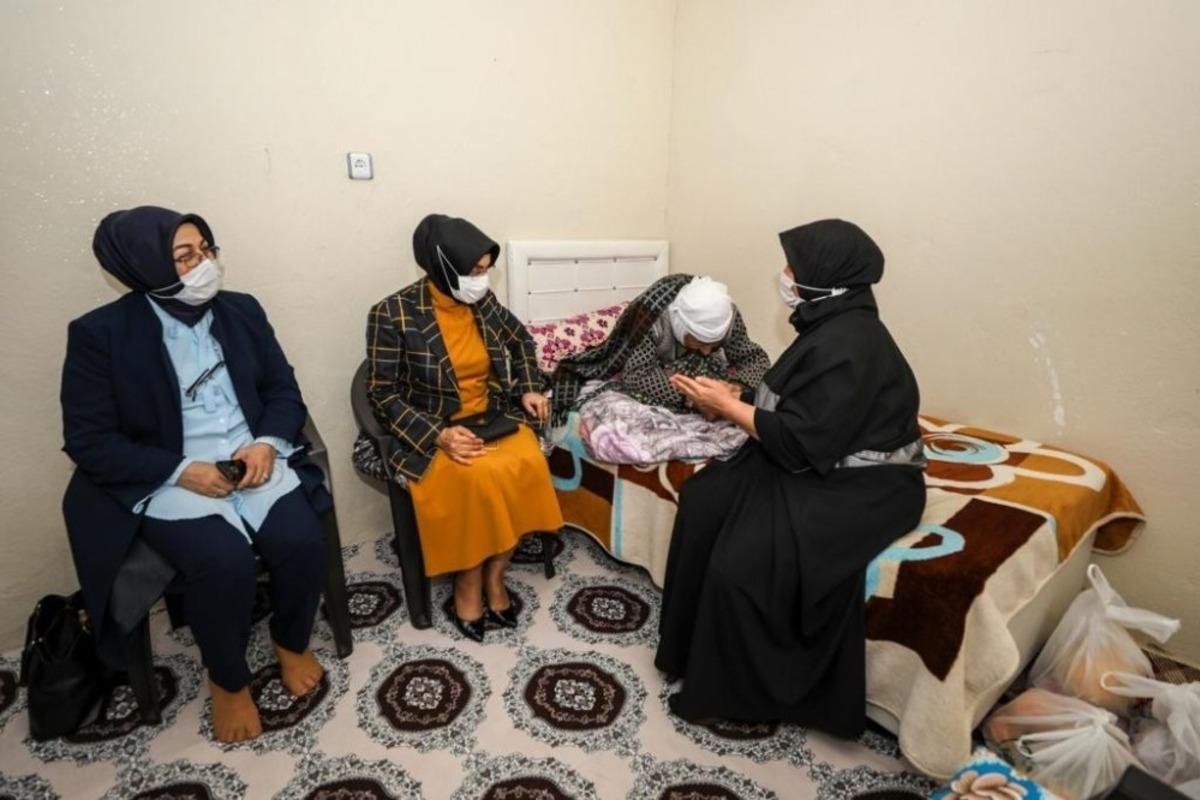 Vali Bilmez&rsquo;in eşinden 122 yaşındaki nineye ziyaret