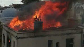 Fatih'te 3 katlı binanın çatısında yangın