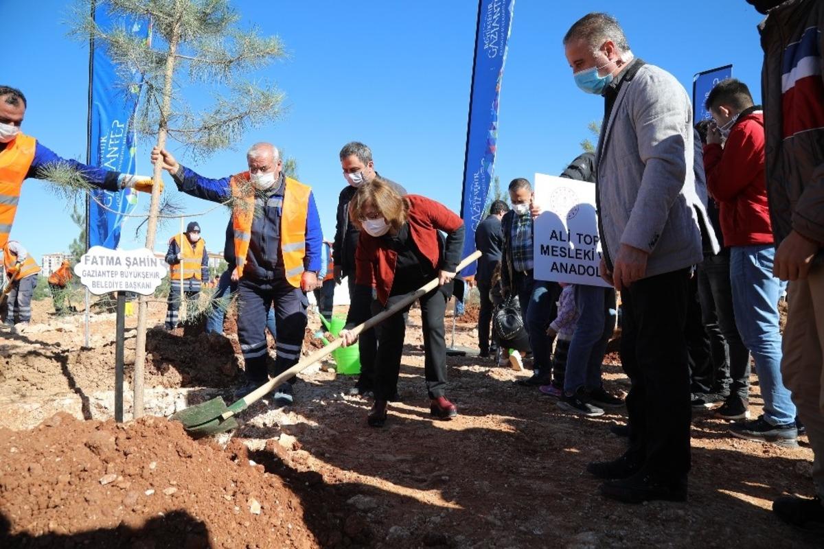 Huzurlu nesiller i&ccedil;in şehir yeşillendiriliyor