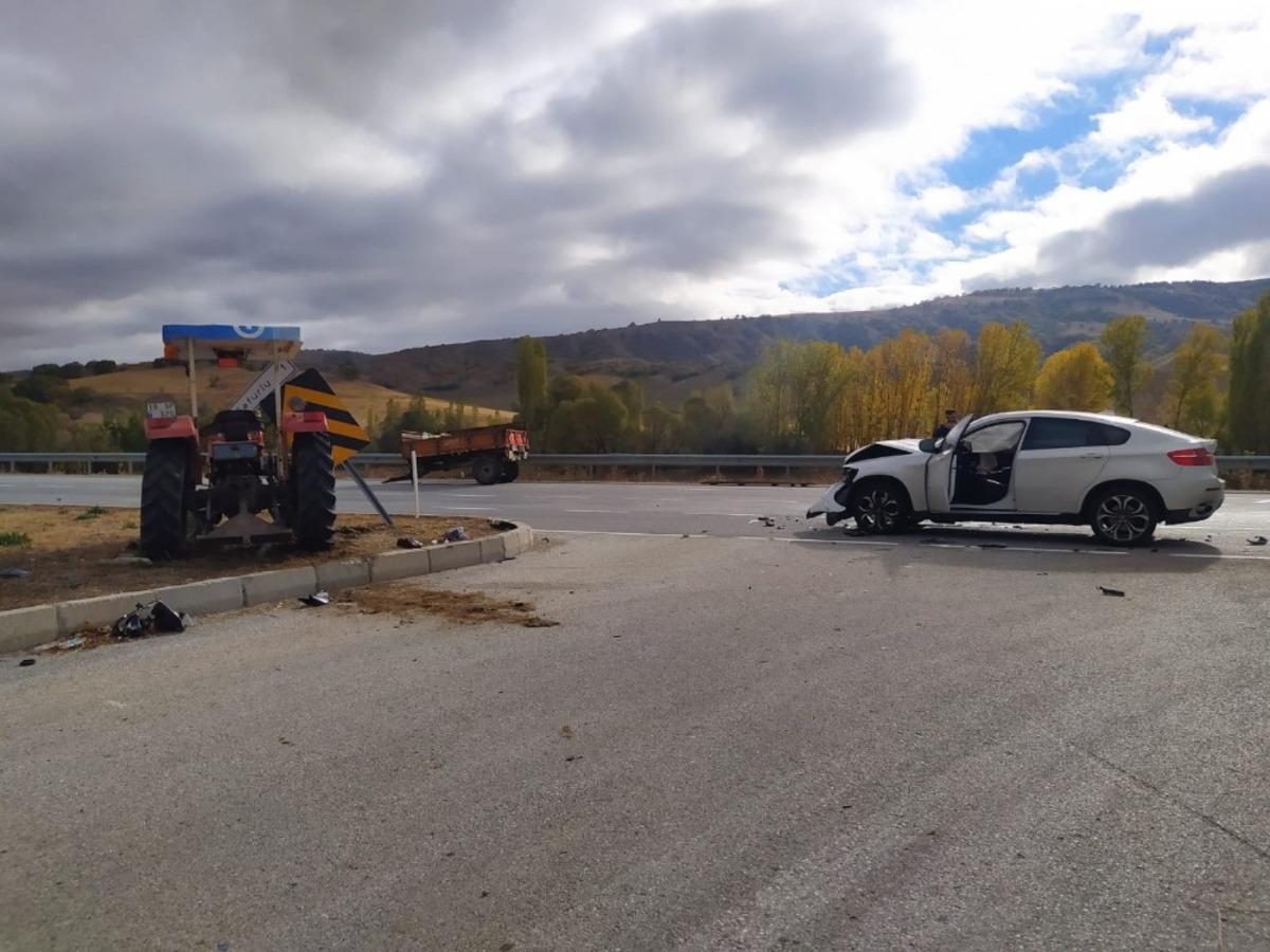 Otomobil ile trakt&ouml;r &ccedil;arpıştı: 1 ağır yaralı