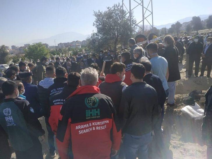 İzmir depreminde görev alan İHH gönüllüsü, son yolculuğuna uğurlandı G5